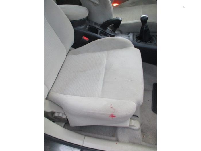 Seat, right from a Nissan Primera (P12) 1.8 16V 2004
