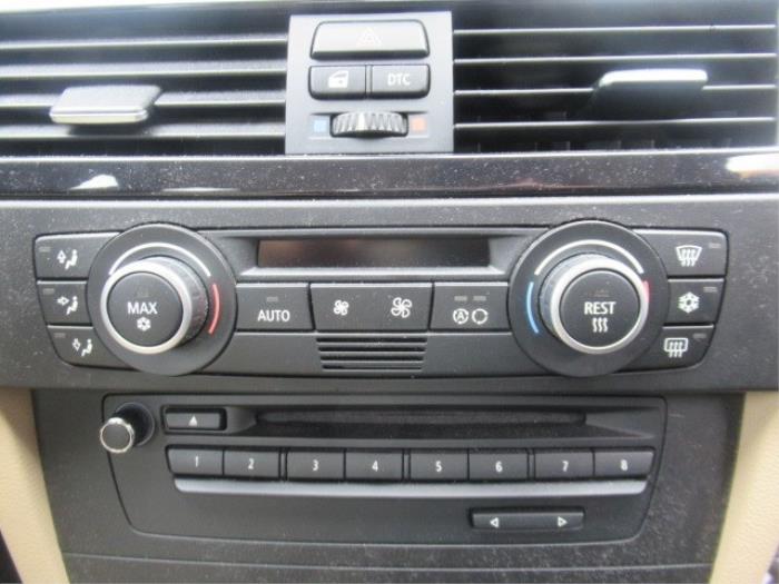 Panneau de commande clim d'un BMW 3 serie (E90) 320i 16V 2009