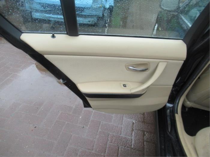 Tapizado de puerta de 4 puertas izquierda detrás de un BMW 3 serie (E90) 320i 16V 2009