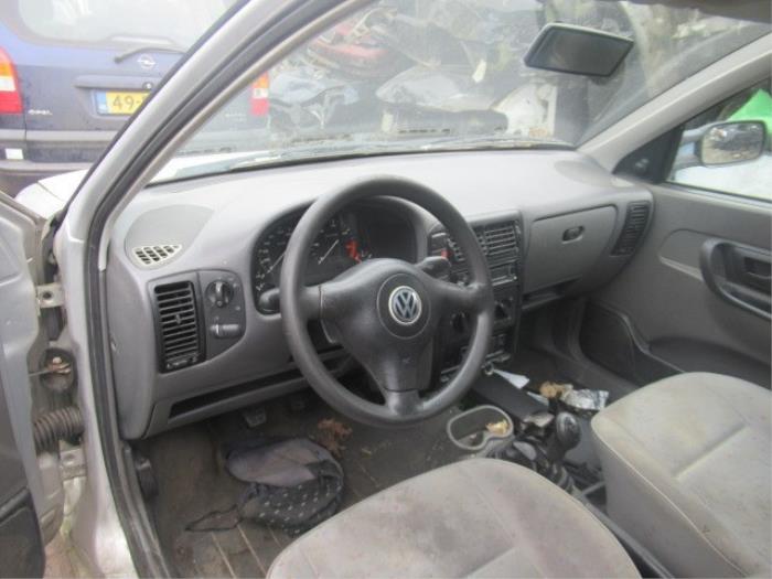 Salpicadero de un Volkswagen Caddy II (9K9A) 1.9 D 2003