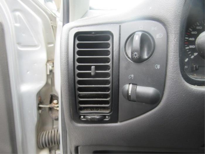 Rejilla de aire de salpicadero de un Volkswagen Caddy II (9K9A) 1.9 D 2003