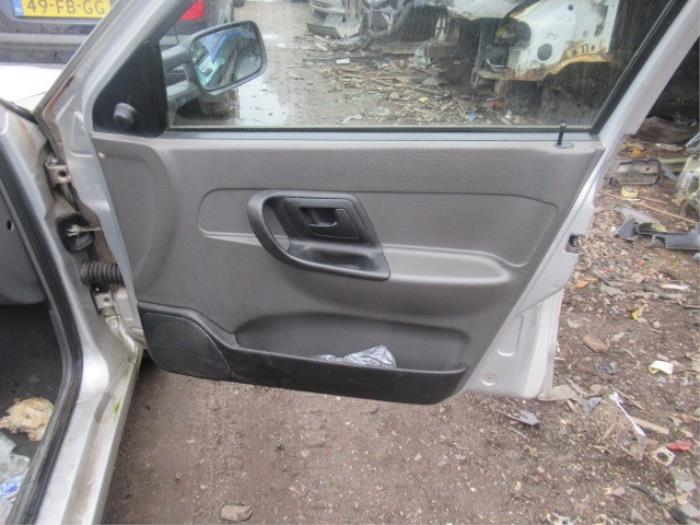 Tapizado de puerta de 2 puertas derecha de un Volkswagen Caddy II (9K9A) 1.9 D 2003