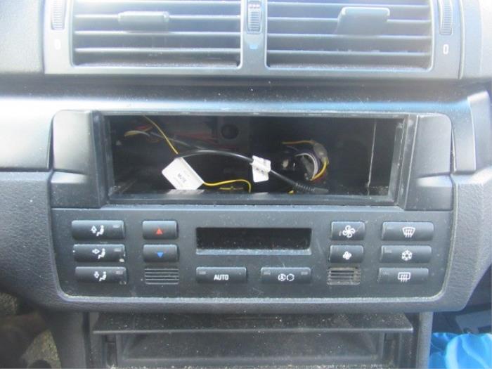 Air conditioning control panel from a BMW 3 serie (E46/4) 320d 16V 2004
