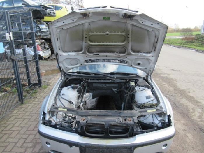 Radiator fan from a BMW 3 serie (E46/4) 320d 16V 2004