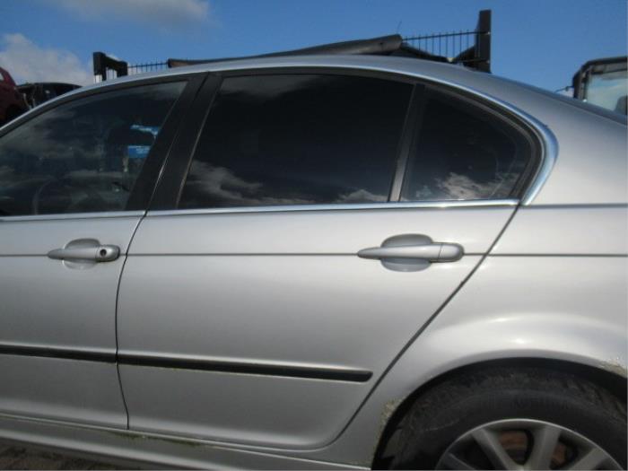 Ventanilla triangular izquierda detrás de un BMW 3 serie (E46/4) 320d 16V 2004