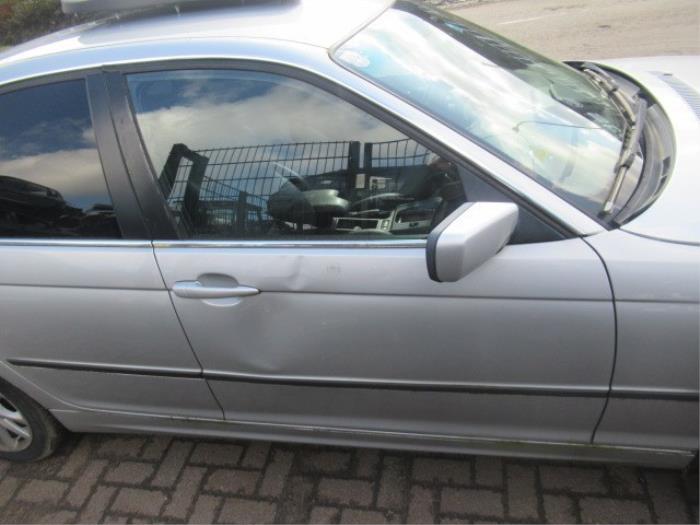 Ventanilla de puerta de 4 puertas derecha delante de un BMW 3 serie (E46/4) 320d 16V 2004
