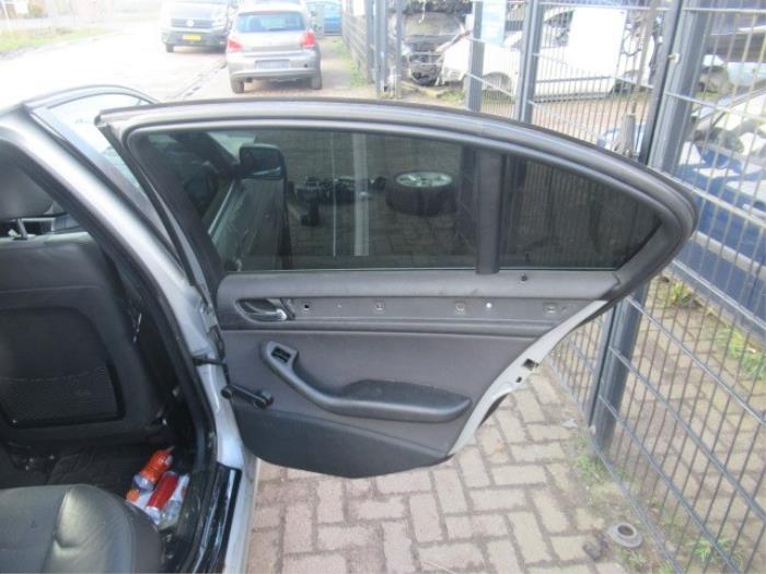 Szyba drzwi prawych tylnych wersja 4-drzwiowa z BMW 3 serie (E46/4) 320d 16V 2004