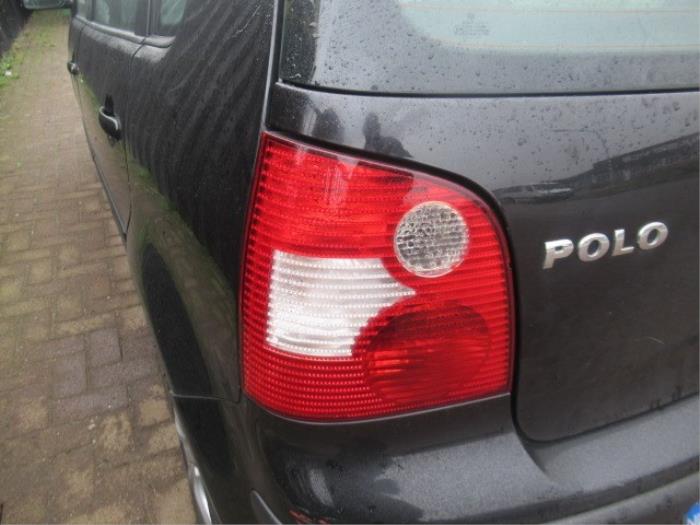 Taillight, left from a Volkswagen Polo IV (9N1/2/3) 1.2 12V 2003