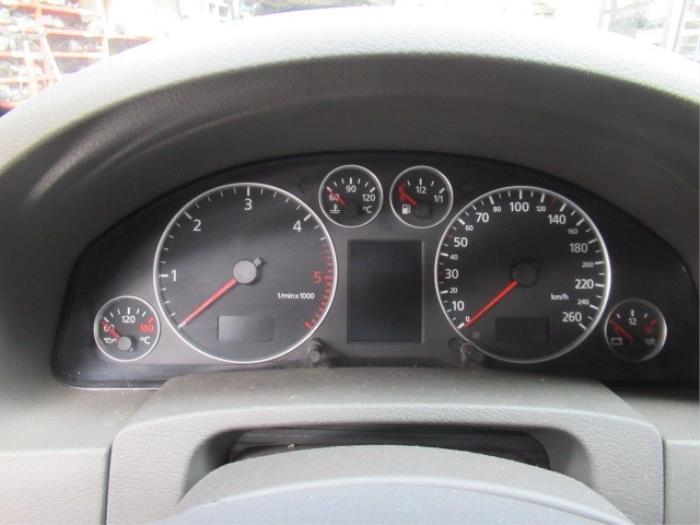 Compteur kilométrique KM d'un Audi A6 Avant (C5) 2.5 TDI V6 24V 1998