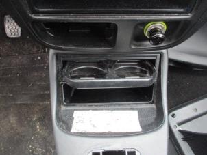 Używane Uchwyt na kubek Daihatsu Cuore (L251/271/276) 1.0 12V DVVT Cena € 25,00 Procedura marży oferowane przez Boekholt autodemontage B.V