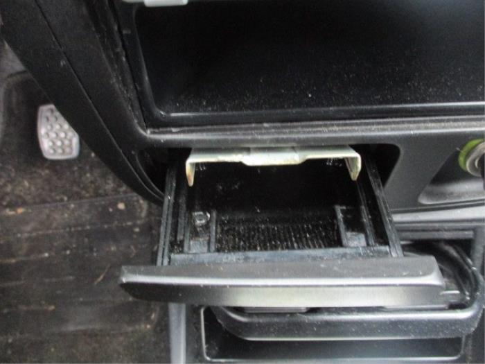Front ashtray from a Daihatsu Cuore (L251/271/276) 1.0 12V DVVT 2005