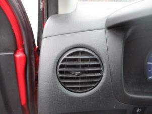 Usados Rejilla de aire de salpicadero Daihatsu Cuore (L251/271/276) 1.0 12V DVVT Precio € 20,00 Norma de margen ofrecido por Boekholt autodemontage B.V