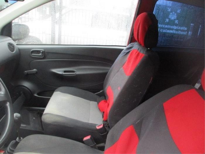 Front seatbelt, right from a Daihatsu Cuore (L251/271/276) 1.0 12V DVVT 2005