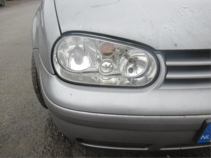 Headlight, right from a Volkswagen Golf IV (1J1) 1.4 16V 2003