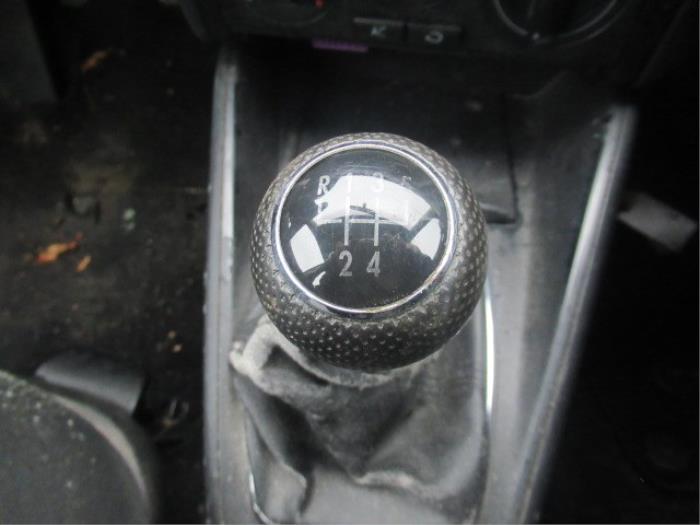 Gear stick from a Volkswagen Golf IV (1J1) 1.4 16V 2003