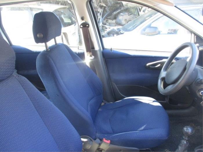 Sitz links van een Fiat Punto II (188) 1.2 60 S 2001