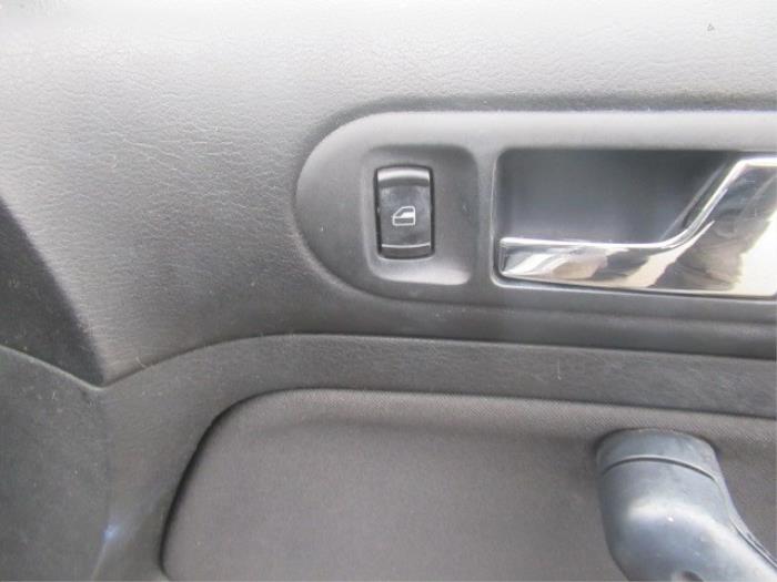 Commutateur vitre électrique d'un Volkswagen Golf IV (1J1) 1.4 16V 2003