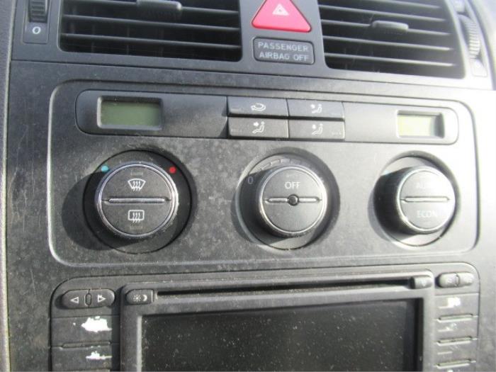 Air conditioning control panel from a Volkswagen Touran (1T1/T2) 2.0 TDI 16V 140 2006