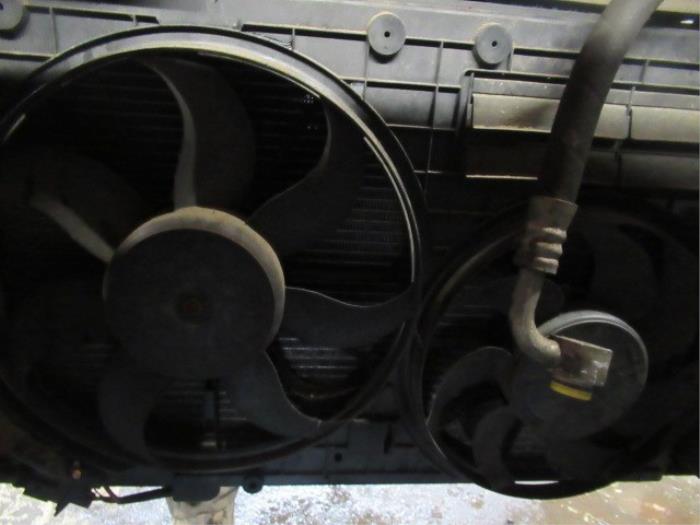 Air conditioning cooling fans from a Volkswagen Touran (1T1/T2) 2.0 TDI 16V 140 2006