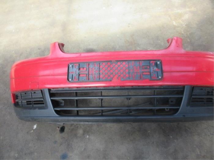 Front bumper from a Volkswagen Touran (1T1/T2) 2.0 TDI 16V 140 2006