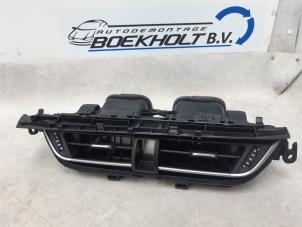 Usagé Grille aération tableau de bord Toyota C-HR (X1,X5) 1.8 16V Hybrid Prix € 50,00 Règlement à la marge proposé par Boekholt autodemontage B.V