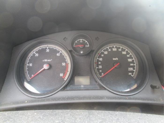 Instrument panel from a Opel Astra H SW (L35) 1.9 CDTi 16V 150 2006