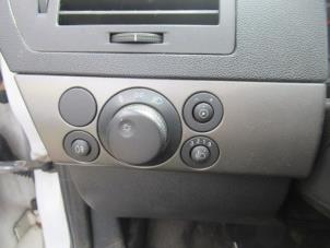 Usados Interruptor de luz Opel Astra H SW (L35) 1.9 CDTi 16V 150 Precio € 20,00 Norma de margen ofrecido por Boekholt autodemontage B.V
