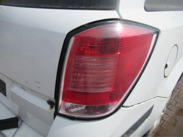 Tylne swiatlo pozycyjne prawe z Opel Astra H SW (L35) 1.9 CDTi 16V 150 2006
