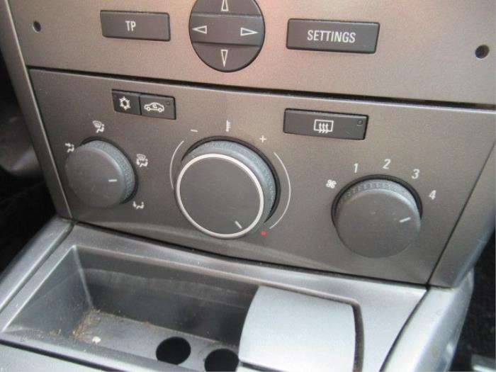 Panel Climatronic de un Opel Astra H SW (L35) 1.9 CDTi 16V 150 2006
