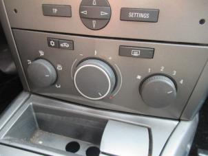 Usados Panel Climatronic Opel Astra H SW (L35) 1.9 CDTi 16V 150 Precio € 55,00 Norma de margen ofrecido por Boekholt autodemontage B.V