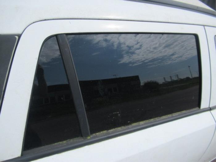 Vitre triangulaire arrière droite d'un Opel Astra H SW (L35) 1.9 CDTi 16V 150 2006