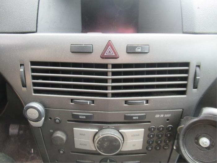 Grille aération tableau de bord d'un Opel Astra H SW (L35) 1.9 CDTi 16V 150 2006
