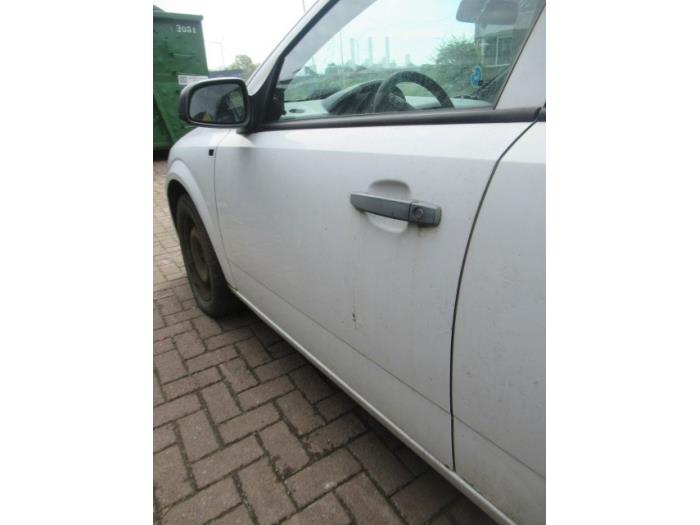 Porte avant gauche d'un Opel Astra H SW (L35) 1.9 CDTi 16V 150 2006