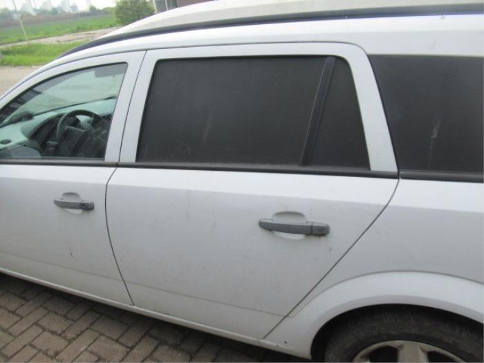 Rear door 4-door, left from a Opel Astra H SW (L35) 1.9 CDTi 16V 150 2006