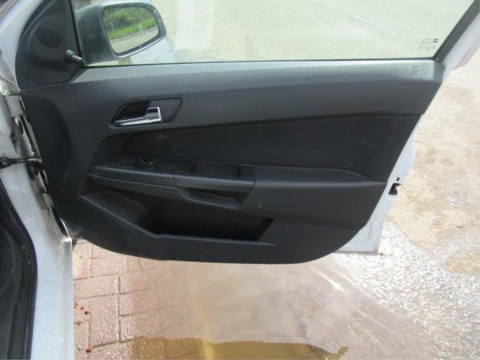 Revêtement portière haut 4portes avant droite d'un Opel Astra H SW (L35) 1.9 CDTi 16V 150 2006