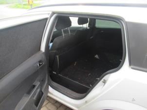 Używane Tapicerka drzwi lewych tylnych wersja 4-drzwiowa Opel Astra H SW (L35) 1.9 CDTi 16V 150 Cena € 50,00 Procedura marży oferowane przez Boekholt autodemontage B.V