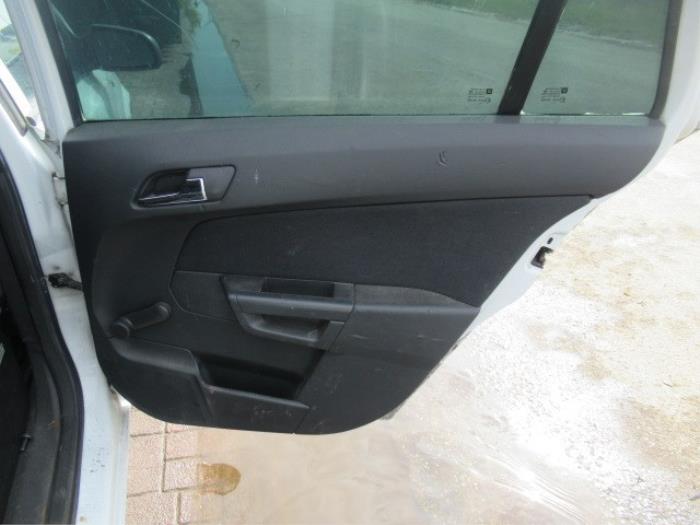 Revêtement portière haut 4portes arrière droite d'un Opel Astra H SW (L35) 1.9 CDTi 16V 150 2006