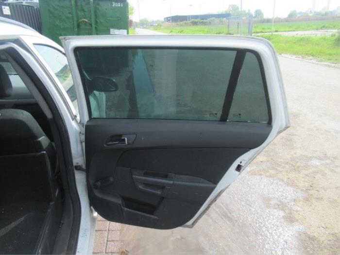 Revêtement portière haut 4portes arrière droite d'un Opel Astra H SW (L35) 1.9 CDTi 16V 150 2006
