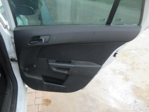 Używane Tapicerka drzwi prawych tylnych wersja 4-drzwiowa Opel Astra H SW (L35) 1.9 CDTi 16V 150 Cena € 50,00 Procedura marży oferowane przez Boekholt autodemontage B.V