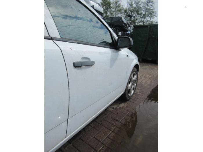 Szyba drzwi prawych przednich wersja 4-drzwiowa z Opel Astra H SW (L35) 1.9 CDTi 16V 150 2006