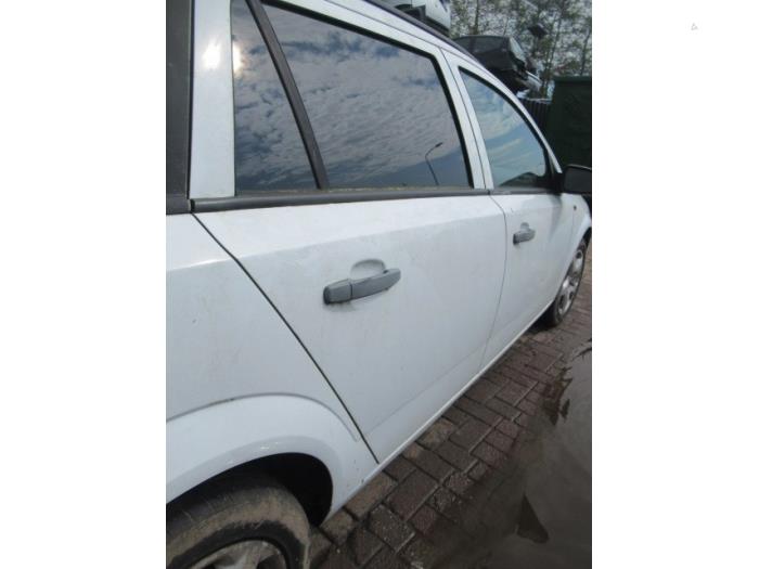 Szyba drzwi prawych tylnych wersja 4-drzwiowa z Opel Astra H SW (L35) 1.9 CDTi 16V 150 2006