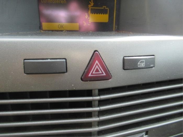 Bouton de warning d'un Opel Astra H SW (L35) 1.9 CDTi 16V 150 2006