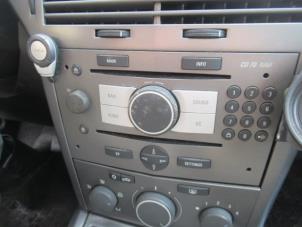 Używane Radio Opel Astra H SW (L35) 1.9 CDTi 16V 150 Cena € 50,00 Procedura marży oferowane przez Boekholt autodemontage B.V