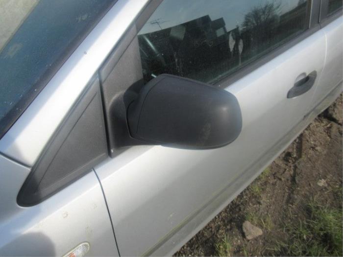 Außenspiegel links van een Ford Focus 2 Wagon 1.6 TDCi 16V 110 2005