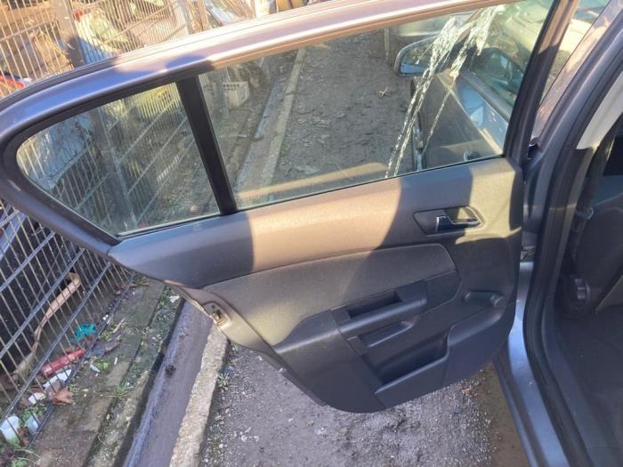 Rear door window 4-door, left from a Opel Astra H (L48) 1.4 16V Twinport 2004