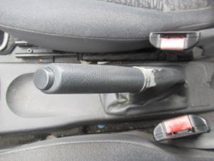 Używane Dzwignia hamulca postojowego Opel Corsa C (F08/68) 1.2 16V Cena € 50,00 Procedura marży oferowane przez Boekholt autodemontage B.V
