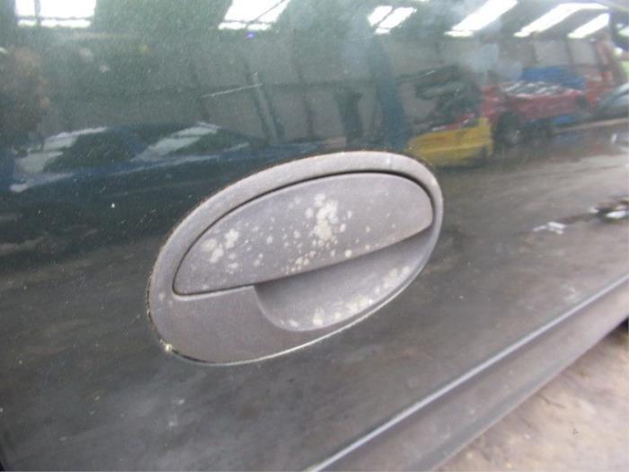 Uchwyt drzwi lewych wersja 2-drzwiowa z Opel Corsa C (F08/68) 1.2 16V 2001