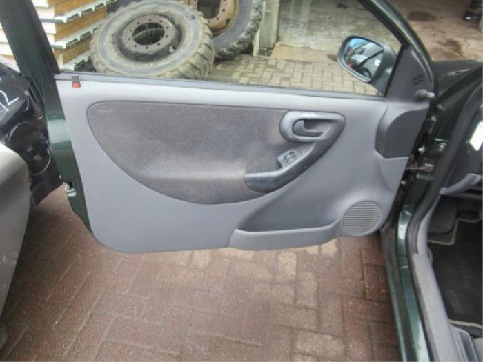 Ventanilla de puerta de 2 puertas izquierda de un Opel Corsa C (F08/68) 1.2 16V 2001