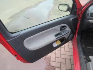 Używane Tapicerka drzwi lewych wersja 2-drzwiowa Renault Clio II (BB/CB) 1.2 Cena € 40,00 Procedura marży oferowane przez Boekholt autodemontage B.V