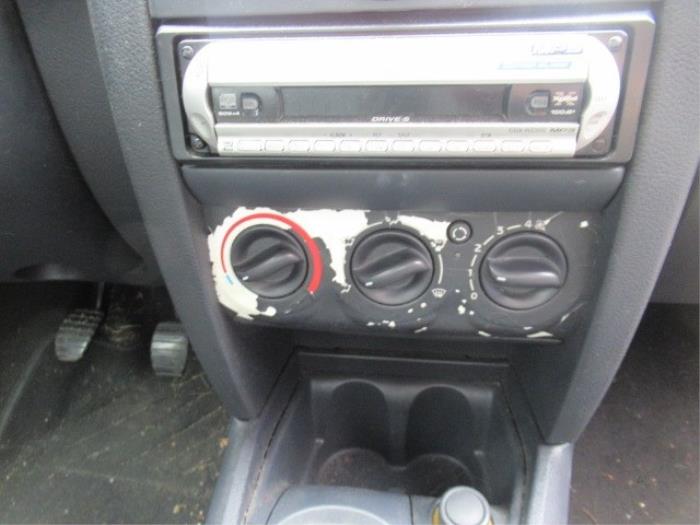 Reproductor de CD y radio de un Renault Clio II (BB/CB) 1.2 2005